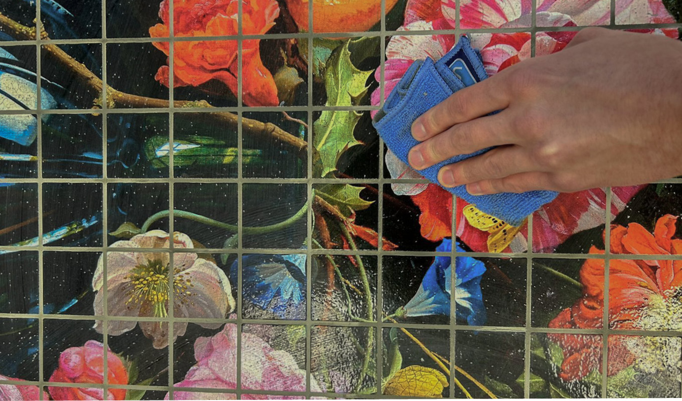 Sign Again restjes voegmiddel verwijderen met een doek